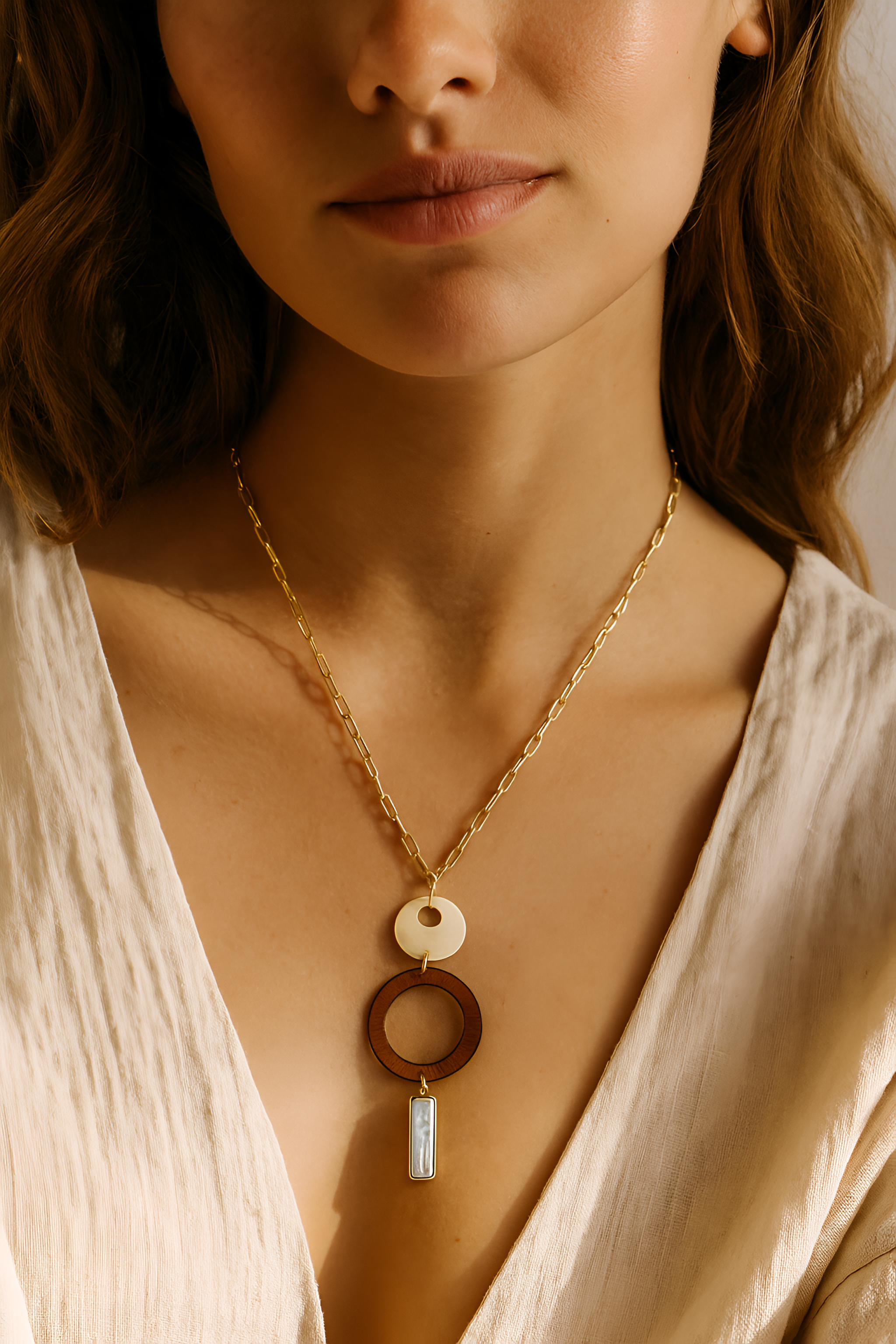 Long necklace made with mother of pearl and thread