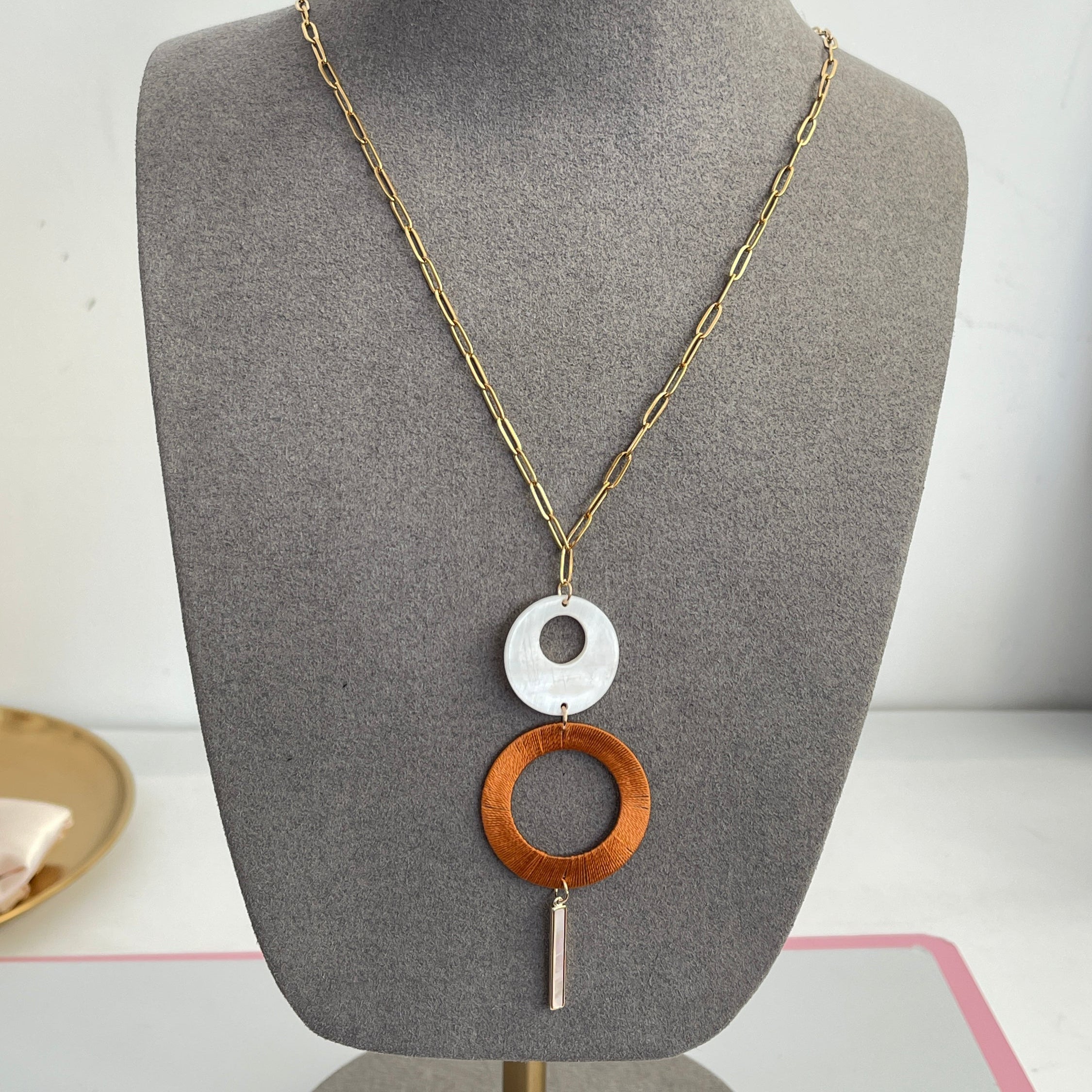 Long necklace made with mother of pearl and thread