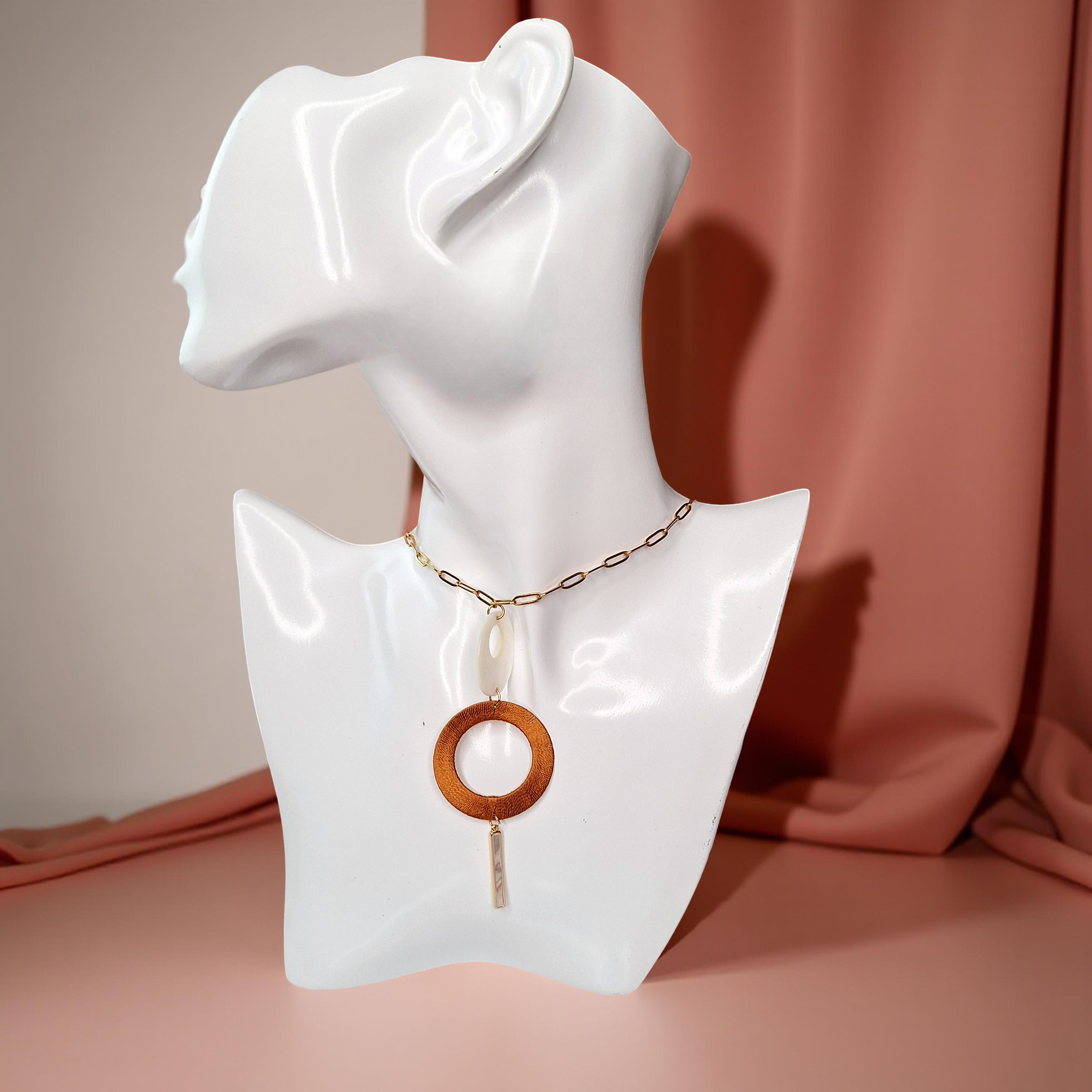 Collar largo elaborado con nácar e hilo.