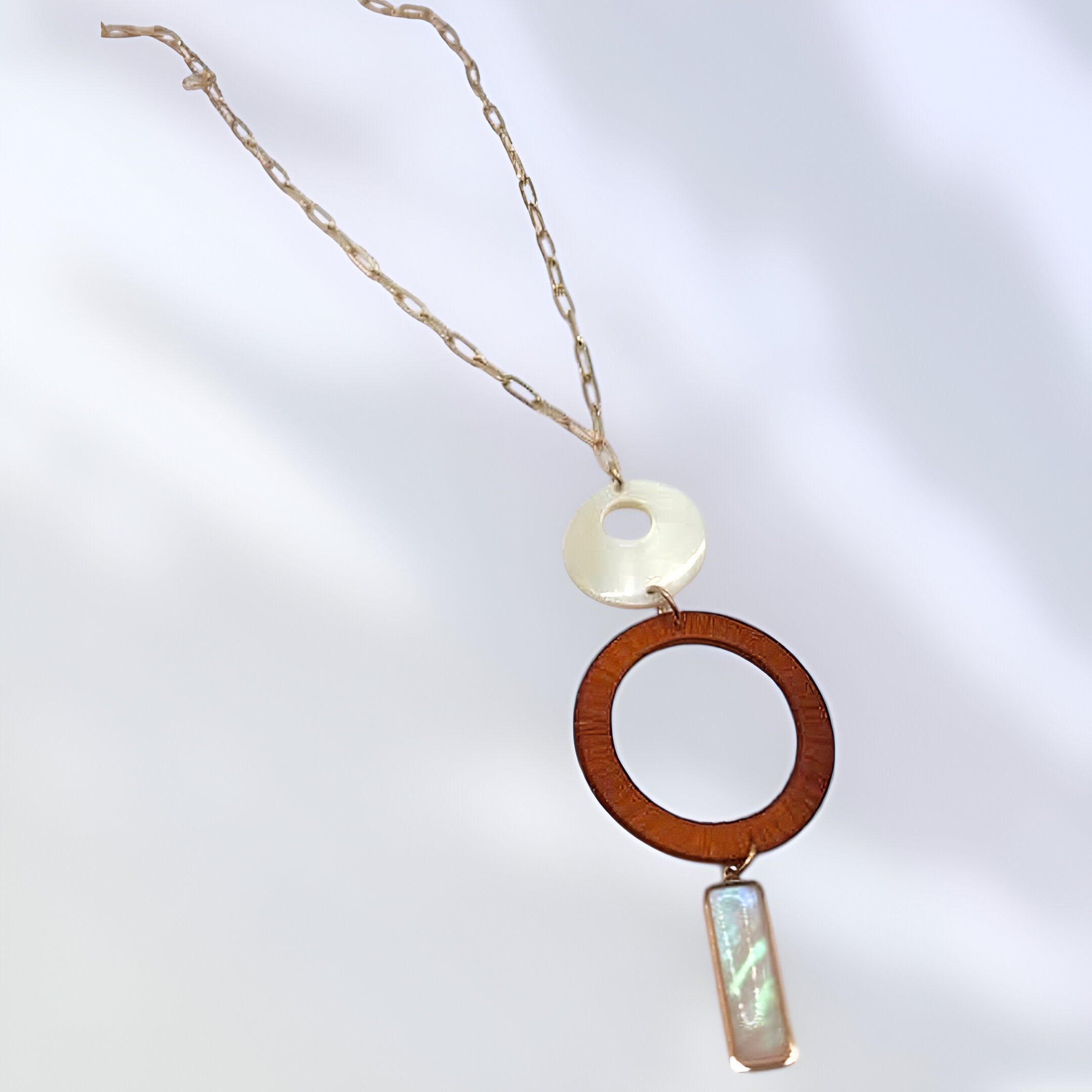 Long necklace made with mother of pearl and thread